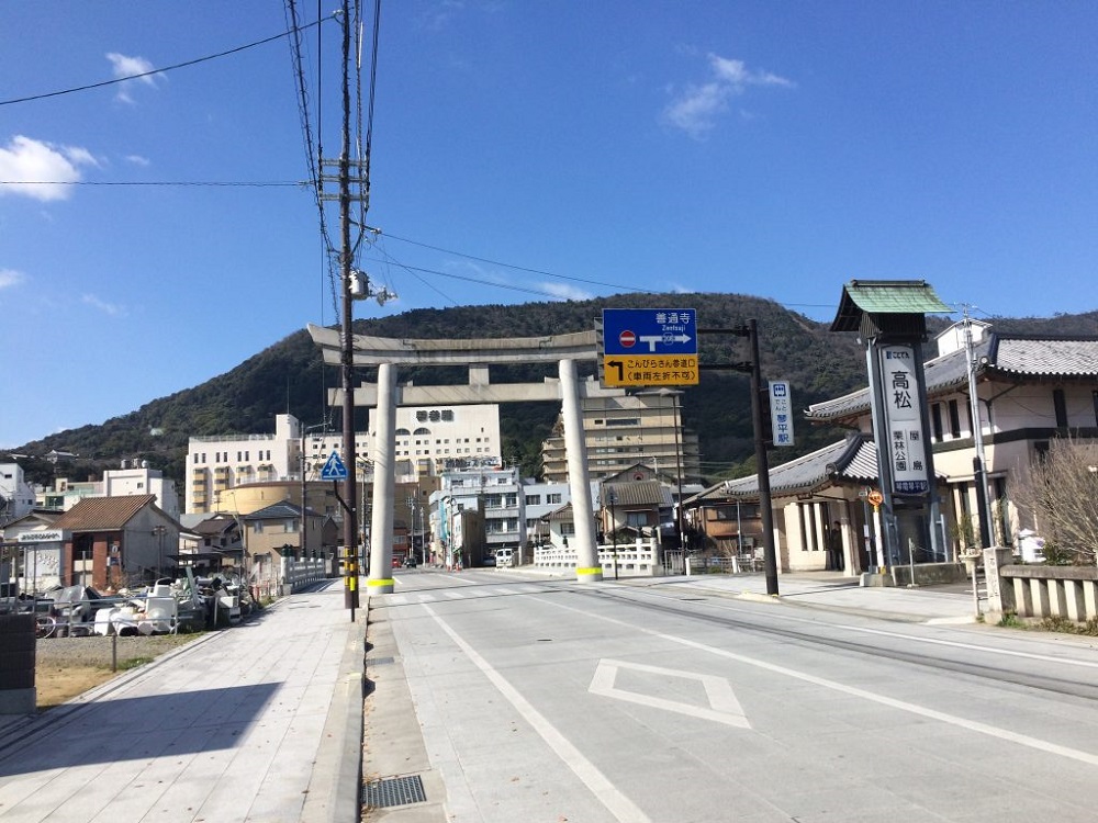 kotohira station torii 1
